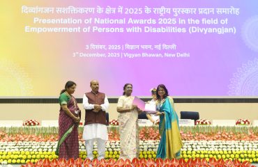 The Hon’ble President of India, Smt. Droupadi Murmu, is presenting the award to the representative of Sarthi CRM Private Limited in the Best Placement Agency category