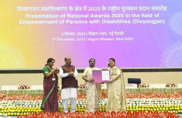 The Hon’ble President of India, Smt. Droupadi Murmu, is presenting the award to Devangi Parag Dalal in the category of Best Individual Working for the Empowerment of Persons with Disabilities