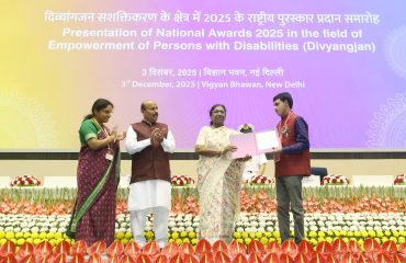 The Hon’ble President of India, Smt. Droupadi Murmu, is presenting the award to Yudhajit Dey in the Best Person with Disability category.