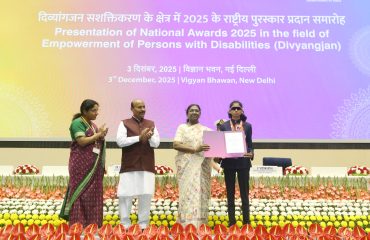 The Hon’ble President of India, Smt. Droupadi Murmu, is presenting the award to Rakshita Raju in the Best Person with Disability category