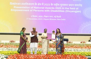 The Hon’ble President of India, Smt. Droupadi Murmu, is presenting the award to the representative of Jai Vakeel Foundation and Research Centre in the Best Institution category