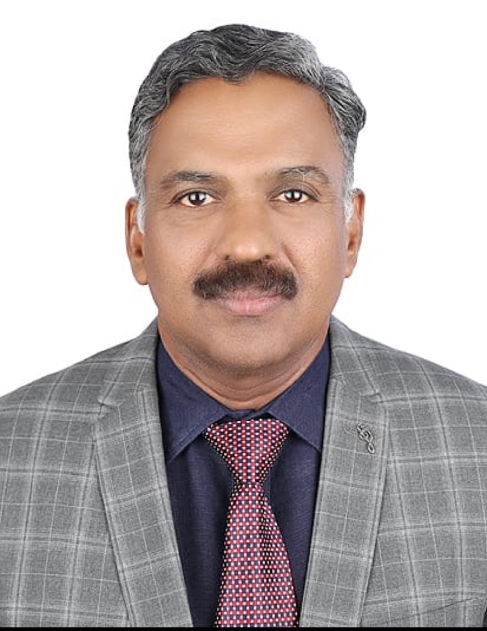 ഔപചാരിക വസ്ത്രം ധരിച്ച്, ടൈ ധരിച്ച്, പ്ലെയിൻ പശ്ചാത്തലത്തിൽ പോസ് ചെയ്യുന്ന മനുഷ്യൻ