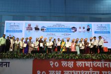 २० लक्ष लाभार्थ्यांना मंजुरी पत्र वितरण;?>
