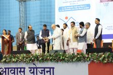 कर्यक्रमाचे उद्घाटन करताना;?>