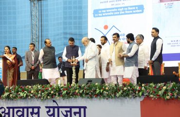 कर्यक्रमाचे उद्घाटन करताना