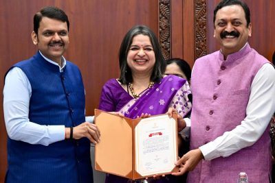 150 दिवस ई गव्हर्नन्स उपक्रमातील उत्कृष्ट कार्याबद्दल मुख्यमंत्र्यांच्या हस्ते सार्वजनिक बांधकाम विभागाचा गौरव अपर मुख्य सचिव मनिषा म्हैसकर यांनी स्विकारला सत्कार मुंबई, दि. २८ : राज्य शासनाच्या १५० दिवस ई गव्हर्नन्स सुधारणा कार्यक्रमात सार्वजनिक बांधकाम विभागाने उल्लेखनीय कामगिरी करत डिजिटल परिवर्तनाची नवी दिशा निर्माण करत १८६.७५ गुण मिळवित सर्वोत्तम मंत्रालयीन विभागात राज्यात प्रथम स्थान पटकाविले आहे. या या यशाबद्दल मुख्यमंत्री देवेंद्र फडणवीस यांच्या हस्ते आज विभागाच्या तत्कालीन अपर मुख्य सचिव तथा गृह विभागाच्या अपर मुख्य सचिव मनिषा म्हैसकर यांचा गौरव करण्यात आला. शासकीय कामकाजात पारदर्शकता आणि डिजिटल सुविधांचा वापर वाढवण्यासाठी राज्य शासनाच्या वतीने 150 दिवसांच्या प्रशासकीय सुधारणा कार्यक्रम राबविण्यात आला. ई-गव्हर्नन्स सुधारणा उपक्रमात उत्कृष्ट कार्य केलेल्या शासकीय विभागांचा आज सह्याद्री अतिथीगृहात मुख्यमंत्री देवेंद्र फडणवीस यांच्या हस्ते सत्कार करण्यात आला. यावेळी सांस्कृतिक कार्य व माहिती तंत्रज्ञान मंत्री आशिष शेलार, मुख्य सचिव राजेश अग्रवाल यांच्यासह विविध विभागांचे सचिव, जिल्हाधिकारी, जिल्हा परिषदेचे मुख्य कार्यकारी अधिकारी उपस्थित होते. डिजिटल सेवा वितरण अधिक सक्षम व सुलभ करून नागरिकांना अधिक सुलभ, पारदर्शक आणि जलद सेवा देणे हा या उपक्रमाचा उद्देश होता. त्यासाठी राज्य शासनाने या मूल्यमापनात कार्यालयाची अधिकृत संकेतस्थळ व्यवस्था, ‘आपले सरकार’ प्रणाली, ई-ऑफिस, कार्यालयीन डॅशबोर्ड, व्हॉट्सअ‍ॅप चॅटबॉट, एआय व ब्लॉकचेन तंत्रज्ञानाचा वापर तसेच जीआयएस प्रणालीचा प्रभावी वापर या सात महत्त्वाच्या निकषांवर विभागाचे मूल्यमापन केले. या कार्यक्रमाचा कालावधी 7 मे 2025 ते 10 जानेवारी 2026 असा होता. या उपक्रमात मंत्रालयातील ५७ विभागांनी सहभाग घेतला होता. विविध विभागांच्या कामगिरीचे मूल्यमापन ‘क्वालिटी कौन्सिल ऑफ इंडिया’कडून 127 निकषांवर करण्यात आले. या स्पर्धेत सार्वजनिक बांधकाम विभागाने 200 पैकी 186.75 गुण मिळवत प्रथम क्रमांक पटकावला. या यशाबद्दल अपर मुख्य सचिव मनिषा म्हैसकर म्हणाल्या की, “राज्याचे मुख्यमंत्री देवेंद्र फडणवीस, उपमुख्यमंत्री एकनाथ शिंदे व सुनेत्रा अजित पवार तसेच सार्वजनिक बांधकाम मंत्री शिवेंद्रसिंह राजे भोसले यांच्या मार्गदर्शनाखाली 150 दिवसांच्या ई गव्हर्नन्स उपक्रमातून सार्वजनिक बांधकाम विभागाने डिजिटल परिवर्तन प्रभावीपणे राबवले आहे. नागरिकांना अधिक जलद, पारदर्शक आणि सुलभ सेवा देण्यासाठी आम्ही सातत्याने प्रयत्नशील आहोत. या यशामागे सर्व अधिकारी व कर्मचाऱ्यांचे सामूहिक प्रयत्न आहेत. प्रधानमंत्री नरेंद्र मोदी यांच्या विकासित भारत संकल्पनेच्या दिशेने राज्य शासन वाटचाल करत असून यामध्ये सार्वजनिक बांधकाम विभागाचाही वाटा उचलण्यात येत आहे.” तक्रार निवारणात मोठी झेप १५० दिवसाच्या ई गव्हर्नन्स उपक्रमाअंतर्गत सार्वजनिक बांधकाम विभागाने तक्रार निवारण प्रणाली अधिक सक्षम करत 80 टक्क्यांवरून 99 टक्क्यांपर्यंत तक्रार निवारण दर वाढवला. एस्कलेशन झालेल्या तक्रारींमध्ये 12 टक्क्यांवरून 0.09 टक्क्यांपर्यंत घट झाली. दैनंदिन देखरेख, प्रलंबित तक्रारी ट्रॅक करण्यासाठी विविध स्तरावरील आढावा, वेळेत तक्रार निवारण आदीं उपाययोजनांमुळे ही सुधारणा शक्य झाली. विभागाकडे प्राप्त झालेल्या 1,248 तक्रारींचे विश्लेषण करण्यात आले असून त्यापैकी 39.5 टक्के तक्रारी रस्त्यांच्या देखभाल व गुणवत्तेशी संबंधित असल्याचे स्पष्ट झाले. सेवा देण्याच्या कालावधीत गती लोक सेवा हक्क अंतर्गत आठ सेवा अधिसूचित करण्यात आल्या असून या सेवा पूर्णपणे ऑनलाइन करून ‘आपले सरकार’ पोर्टलशी एकत्रित करण्यात आल्या. त्यामुळे सेवा देण्याचा कालावधी 32 दिवसांवरून 20 दिवसांपर्यंत कमी झाला. सेवा स्तर पालनातही 90 टक्क्यांवरून 138 टक्क्यांपर्यंत वाढ झाली आहे. या सेवा मुख्यमंत्री डॅशबोर्डशी संलग्नित करण्यात आल्या आहेत. संकेतस्थळ व डिजिटल सुविधा अधिक सक्षम सार्वजनिक बांधकाम विभागाच्या संकेतस्थळाचे आधुनिकीकरण करून ते अधिक सुरक्षित, सुलभ व नागरिकाभिमुख करण्यात आले. या संकेतस्थळावर आतापर्यंत 24.60 लाख व्ह्यूज नोंदवले गेले असून मागील 30 दिवसांत 10.77 लाख सक्रिय वापरकर्ते होते. इंटरअँटिव्ह व्हॉट्सअ‍ॅप चॅटबॉटद्वारे नागरिकांना सेवा, अर्ज प्रक्रिया आणि तक्रार निवारणाबाबत मार्गदर्शन केले जात असून व्हॉटसअपद्वारे 10 हजारांहून अधिक संदेश पाठवून लोकसेवा हक्क अंतर्गतच्या सेवांबाबत नागरिकांना माहिती देण्यात आली आहे. ई-ऑफिस व डॅशबोर्डमुळे कामकाज गतिमान सार्वजनिक बांधकाम विभागातील 100 टक्के अधिकारी ई-ऑफिसवर कार्यरत झाले आहेत. फाइल प्रक्रिया टप्प्यांमध्ये घट होऊन कामकाज अधिक जलद झाले आहे. तसेच सर्व लोकसेवा हक्क अंतर्गत सेवांसाठी एकत्रित डॅशबोर्ड तयार करून रिअल-टाइम ट्रॅकिंग व अंदाज (predictive analytics) शक्य करण्यात आला आहे. एआय आणि जीआयएसचा प्रभावी वापर पाथहोल गार्ड (Pothole Guard) ही एआय आधारित प्रणाली विकसित करण्यात आली असून याद्वारे रस्त्यांवरील खड्ड्यांची ओळख करून त्यांची दुरुस्ती व पडताळणी करण्यात येत आहे. रस्त्यांच्या पृष्ठभागाची गुणवत्ता व सुरक्षितता सुधारण्यासाठी एआय प्रणालीचा प्रभावी वापर करण्यात आला आहे. तसेच पीएम गती शक्ती पोर्टलद्वारे रस्ता नियोजन करताना जंगल, वन्यजीव मार्ग व खनिज क्षेत्रे ओळखून 27 हेक्टर वनक्षेत्र वाचवण्यात आले आहे. वृक्षलागवड व नवकल्पनांना चालना ट्री अँप द्वारे वृक्षलागवडीचे स्मार्ट निरीक्षण करण्यात येत आहे. या अँपद्वारे आतापर्यंत 8.20 लाखांहून अधिक झाडांची नोंद व निरीक्षण करण्यात आले आहे. या डिजिटल उपक्रमांमुळे विभागाला ‘डिजिटल इनोव्हेशन ऑफ द इयर अवॉर्ड (Digital Innovation of the Year Award) ही मिळाला आहे. मा. मुख्यमंत्री यांच्या १५० दिवसांच्या ई-गव्हर्नन्स कार्यक्रमात सार्वजनिक बांधकाम विभाग प्रथम क्रमांकावर