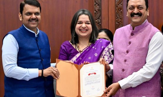 150 दिवस ई गव्हर्नन्स उपक्रमातील उत्कृष्ट कार्याबद्दल मुख्यमंत्र्यांच्या हस्ते सार्वजनिक बांधकाम विभागाचा गौरव अपर मुख्य सचिव मनिषा म्हैसकर यांनी स्विकारला सत्कार मुंबई, दि. २८ : राज्य शासनाच्या १५० दिवस ई गव्हर्नन्स सुधारणा कार्यक्रमात सार्वजनिक बांधकाम विभागाने उल्लेखनीय कामगिरी करत डिजिटल परिवर्तनाची नवी दिशा निर्माण करत १८६.७५ गुण मिळवित सर्वोत्तम मंत्रालयीन विभागात राज्यात प्रथम स्थान पटकाविले आहे. या या यशाबद्दल मुख्यमंत्री देवेंद्र फडणवीस यांच्या हस्ते आज विभागाच्या तत्कालीन अपर मुख्य सचिव तथा गृह विभागाच्या अपर मुख्य सचिव मनिषा म्हैसकर यांचा गौरव करण्यात आला. शासकीय कामकाजात पारदर्शकता आणि डिजिटल सुविधांचा वापर वाढवण्यासाठी राज्य शासनाच्या वतीने 150 दिवसांच्या प्रशासकीय सुधारणा कार्यक्रम राबविण्यात आला. ई-गव्हर्नन्स सुधारणा उपक्रमात उत्कृष्ट कार्य केलेल्या शासकीय विभागांचा आज सह्याद्री अतिथीगृहात मुख्यमंत्री देवेंद्र फडणवीस यांच्या हस्ते सत्कार करण्यात आला. यावेळी सांस्कृतिक कार्य व माहिती तंत्रज्ञान मंत्री आशिष शेलार, मुख्य सचिव राजेश अग्रवाल यांच्यासह विविध विभागांचे सचिव, जिल्हाधिकारी, जिल्हा परिषदेचे मुख्य कार्यकारी अधिकारी उपस्थित होते. डिजिटल सेवा वितरण अधिक सक्षम व सुलभ करून नागरिकांना अधिक सुलभ, पारदर्शक आणि जलद सेवा देणे हा या उपक्रमाचा उद्देश होता. त्यासाठी राज्य शासनाने या मूल्यमापनात कार्यालयाची अधिकृत संकेतस्थळ व्यवस्था, ‘आपले सरकार’ प्रणाली, ई-ऑफिस, कार्यालयीन डॅशबोर्ड, व्हॉट्सअ‍ॅप चॅटबॉट, एआय व ब्लॉकचेन तंत्रज्ञानाचा वापर तसेच जीआयएस प्रणालीचा प्रभावी वापर या सात महत्त्वाच्या निकषांवर विभागाचे मूल्यमापन केले. या कार्यक्रमाचा कालावधी 7 मे 2025 ते 10 जानेवारी 2026 असा होता. या उपक्रमात मंत्रालयातील ५७ विभागांनी सहभाग घेतला होता. विविध विभागांच्या कामगिरीचे मूल्यमापन ‘क्वालिटी कौन्सिल ऑफ इंडिया’कडून 127 निकषांवर करण्यात आले. या स्पर्धेत सार्वजनिक बांधकाम विभागाने 200 पैकी 186.75 गुण मिळवत प्रथम क्रमांक पटकावला. या यशाबद्दल अपर मुख्य सचिव मनिषा म्हैसकर म्हणाल्या की, “राज्याचे मुख्यमंत्री देवेंद्र फडणवीस, उपमुख्यमंत्री एकनाथ शिंदे व सुनेत्रा अजित पवार तसेच सार्वजनिक बांधकाम मंत्री शिवेंद्रसिंह राजे भोसले यांच्या मार्गदर्शनाखाली 150 दिवसांच्या ई गव्हर्नन्स उपक्रमातून सार्वजनिक बांधकाम विभागाने डिजिटल परिवर्तन प्रभावीपणे राबवले आहे. नागरिकांना अधिक जलद, पारदर्शक आणि सुलभ सेवा देण्यासाठी आम्ही सातत्याने प्रयत्नशील आहोत. या यशामागे सर्व अधिकारी व कर्मचाऱ्यांचे सामूहिक प्रयत्न आहेत. प्रधानमंत्री नरेंद्र मोदी यांच्या विकासित भारत संकल्पनेच्या दिशेने राज्य शासन वाटचाल करत असून यामध्ये सार्वजनिक बांधकाम विभागाचाही वाटा उचलण्यात येत आहे.” तक्रार निवारणात मोठी झेप १५० दिवसाच्या ई गव्हर्नन्स उपक्रमाअंतर्गत सार्वजनिक बांधकाम विभागाने तक्रार निवारण प्रणाली अधिक सक्षम करत 80 टक्क्यांवरून 99 टक्क्यांपर्यंत तक्रार निवारण दर वाढवला. एस्कलेशन झालेल्या तक्रारींमध्ये 12 टक्क्यांवरून 0.09 टक्क्यांपर्यंत घट झाली. दैनंदिन देखरेख, प्रलंबित तक्रारी ट्रॅक करण्यासाठी विविध स्तरावरील आढावा, वेळेत तक्रार निवारण आदीं उपाययोजनांमुळे ही सुधारणा शक्य झाली. विभागाकडे प्राप्त झालेल्या 1,248 तक्रारींचे विश्लेषण करण्यात आले असून त्यापैकी 39.5 टक्के तक्रारी रस्त्यांच्या देखभाल व गुणवत्तेशी संबंधित असल्याचे स्पष्ट झाले. सेवा देण्याच्या कालावधीत गती लोक सेवा हक्क अंतर्गत आठ सेवा अधिसूचित करण्यात आल्या असून या सेवा पूर्णपणे ऑनलाइन करून ‘आपले सरकार’ पोर्टलशी एकत्रित करण्यात आल्या. त्यामुळे सेवा देण्याचा कालावधी 32 दिवसांवरून 20 दिवसांपर्यंत कमी झाला. सेवा स्तर पालनातही 90 टक्क्यांवरून 138 टक्क्यांपर्यंत वाढ झाली आहे. या सेवा मुख्यमंत्री डॅशबोर्डशी संलग्नित करण्यात आल्या आहेत. संकेतस्थळ व डिजिटल सुविधा अधिक सक्षम सार्वजनिक बांधकाम विभागाच्या संकेतस्थळाचे आधुनिकीकरण करून ते अधिक सुरक्षित, सुलभ व नागरिकाभिमुख करण्यात आले. या संकेतस्थळावर आतापर्यंत 24.60 लाख व्ह्यूज नोंदवले गेले असून मागील 30 दिवसांत 10.77 लाख सक्रिय वापरकर्ते होते. इंटरअँटिव्ह व्हॉट्सअ‍ॅप चॅटबॉटद्वारे नागरिकांना सेवा, अर्ज प्रक्रिया आणि तक्रार निवारणाबाबत मार्गदर्शन केले जात असून व्हॉटसअपद्वारे 10 हजारांहून अधिक संदेश पाठवून लोकसेवा हक्क अंतर्गतच्या सेवांबाबत नागरिकांना माहिती देण्यात आली आहे. ई-ऑफिस व डॅशबोर्डमुळे कामकाज गतिमान सार्वजनिक बांधकाम विभागातील 100 टक्के अधिकारी ई-ऑफिसवर कार्यरत झाले आहेत. फाइल प्रक्रिया टप्प्यांमध्ये घट होऊन कामकाज अधिक जलद झाले आहे. तसेच सर्व लोकसेवा हक्क अंतर्गत सेवांसाठी एकत्रित डॅशबोर्ड तयार करून रिअल-टाइम ट्रॅकिंग व अंदाज (predictive analytics) शक्य करण्यात आला आहे. एआय आणि जीआयएसचा प्रभावी वापर पाथहोल गार्ड (Pothole Guard) ही एआय आधारित प्रणाली विकसित करण्यात आली असून याद्वारे रस्त्यांवरील खड्ड्यांची ओळख करून त्यांची दुरुस्ती व पडताळणी करण्यात येत आहे. रस्त्यांच्या पृष्ठभागाची गुणवत्ता व सुरक्षितता सुधारण्यासाठी एआय प्रणालीचा प्रभावी वापर करण्यात आला आहे. तसेच पीएम गती शक्ती पोर्टलद्वारे रस्ता नियोजन करताना जंगल, वन्यजीव मार्ग व खनिज क्षेत्रे ओळखून 27 हेक्टर वनक्षेत्र वाचवण्यात आले आहे. वृक्षलागवड व नवकल्पनांना चालना ट्री अँप द्वारे वृक्षलागवडीचे स्मार्ट निरीक्षण करण्यात येत आहे. या अँपद्वारे आतापर्यंत 8.20 लाखांहून अधिक झाडांची नोंद व निरीक्षण करण्यात आले आहे. या डिजिटल उपक्रमांमुळे विभागाला ‘डिजिटल इनोव्हेशन ऑफ द इयर अवॉर्ड (Digital Innovation of the Year Award) ही मिळाला आहे. मा. मुख्यमंत्री यांच्या १५० दिवसांच्या ई-गव्हर्नन्स कार्यक्रमात सार्वजनिक बांधकाम विभाग प्रथम क्रमांकावर