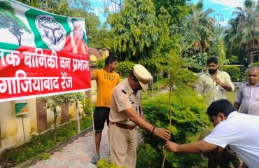 वृक्षारोपण कार्यक्रम माननीय जनपद न्यायाधीश आवास दिनांक 20.07.2023