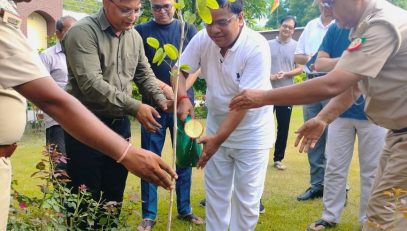 वृक्षारोपण कार्यक्रम माननीय जनपद न्यायाधीश आवास दिनांक 20.07.2023