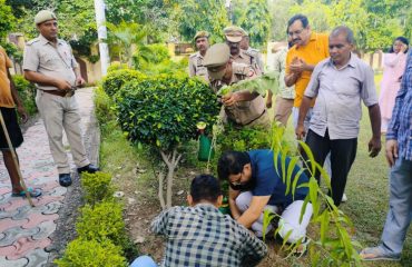 वृक्षारोपण कार्यक्रम माननीय जनपद न्यायाधीश आवास दिनांक 20.07.2023