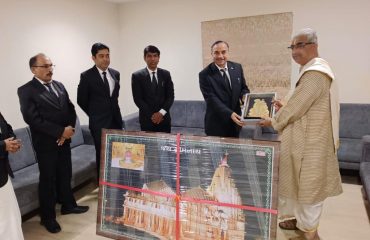 Mr. P. G. Gokani, PDJ, Gir Somnath accompanied by Judicial Officers while offering momento to Hon'ble Mr. Justice Aravind Kumar, the Then Chief Justice of Gujarat High Court