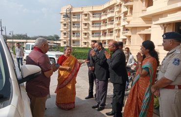 Honourable lordship justice Belaben Trivedi, Judge of Supreme Court of India has visited Somnath. Her ladyship was warmly welcomed by Mr. P G Gokani, PDJ and Mr. H K Vadhavania, Collector, Gir-Somnath..