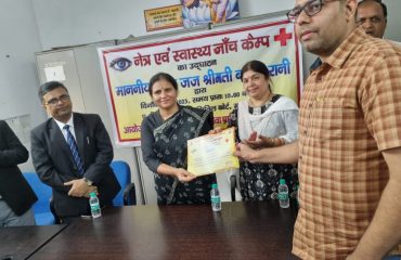 माननीय जिला न्यायाधीश, सहारनपुर द्वारा स्वास्थ्य कर्मचारियों को दिया गया प्रशंसा प्रमाण पत्र।
