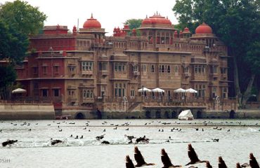 GAJNER PALACE AND LAKE