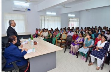 ಸಿಬ್ಬಂದಿ ಸದಸ್ಯರೊಂದಿಗೆ ಸಭೆ