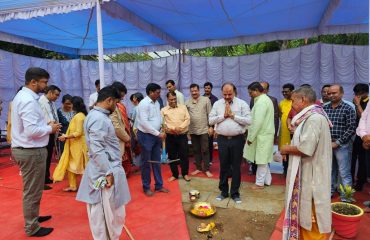 नवीन न्यायालय भवन के  भूमिपूजन समारोह में माननीय जिला न्यायाधीश द्वारा पूजा