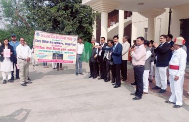 Ld. District Judge showing green flag to Vidhik sewa diwas awareness program