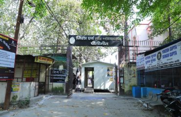 Front view of Gate no 1 of District Court.