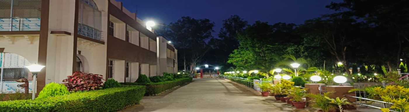 Night Photo of entrance (FR)