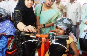 Tri cycle distribution on National lok adalat