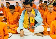 Chief Minister sharing knowadge with students;?>