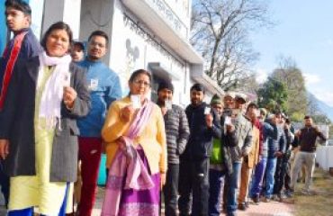 मतदाता चुनाव में वोट डालने का इंतजार