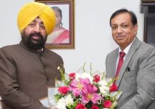 राज्यपाल लेफ्टिनेंट जनरल गुरमीत सिंह (से नि) और राज्य के निर्वाचन आयुक्त श्री सुशील कुमार के बीच लोक भवन में हुई एक शिष्टाचार भेंट