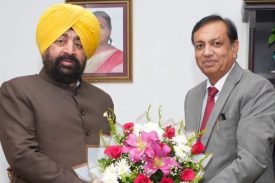 राज्यपाल लेफ्टिनेंट जनरल गुरमीत सिंह (से नि) और राज्य के निर्वाचन आयुक्त श्री सुशील कुमार के बीच लोक भवन में हुई एक शिष्टाचार भेंट