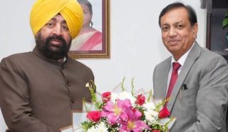 राज्यपाल लेफ्टिनेंट जनरल गुरमीत सिंह (से नि) और राज्य के निर्वाचन आयुक्त श्री सुशील कुमार के बीच लोक भवन में हुई एक शिष्टाचार भेंट