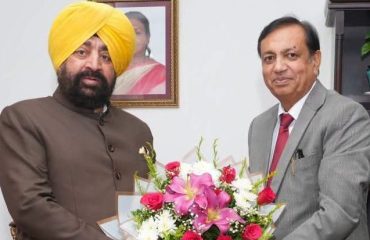 राज्यपाल लेफ्टिनेंट जनरल गुरमीत सिंह (से नि) और राज्य के निर्वाचन आयुक्त श्री सुशील कुमार के बीच लोक भवन में हुई एक शिष्टाचार भेंट
