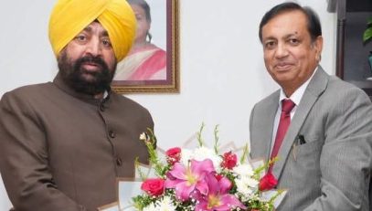 राज्यपाल लेफ्टिनेंट जनरल गुरमीत सिंह (से नि) और राज्य के निर्वाचन आयुक्त श्री सुशील कुमार के बीच लोक भवन में हुई एक शिष्टाचार भेंट