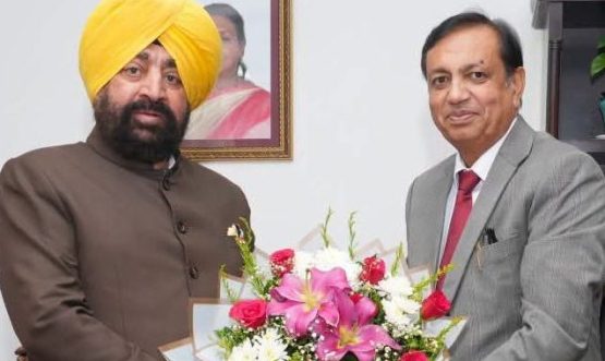 राज्यपाल लेफ्टिनेंट जनरल गुरमीत सिंह (से नि) और राज्य के निर्वाचन आयुक्त श्री सुशील कुमार के बीच लोक भवन में हुई एक शिष्टाचार भेंट