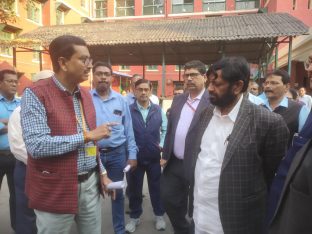 Officer of GISO interacting with Hon. Minister of state