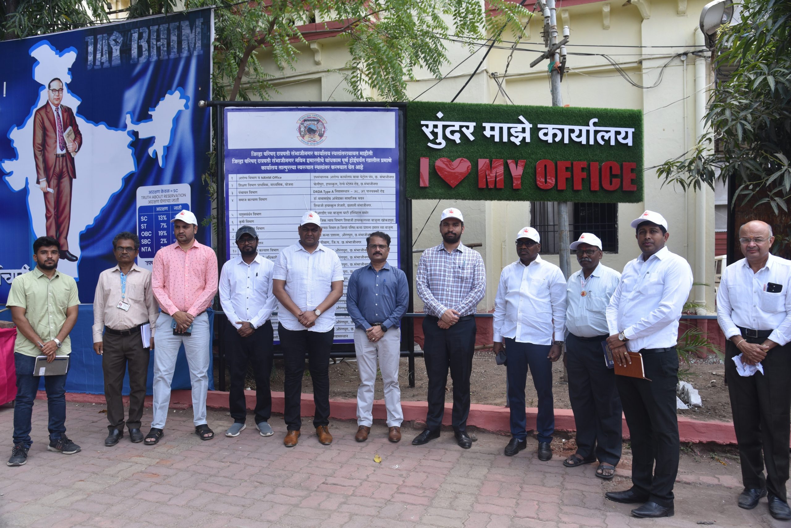 मा. मुख्य कार्यकारी अधिकारी जि प मुख्यालय परिसर पाहणी करताना