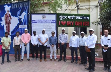 मा. मुख्य कार्यकारी अधिकारी जि प मुख्यालय परिसर पाहणी करताना