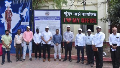 मा. मुख्य कार्यकारी अधिकारी जि प मुख्यालय परिसर पाहणी करताना