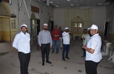 मा. मुख्य कार्यकारी अधिकारी जि प मुख्यालयातील यशवंतराव चव्हाण सभागृह पाहणी करताना