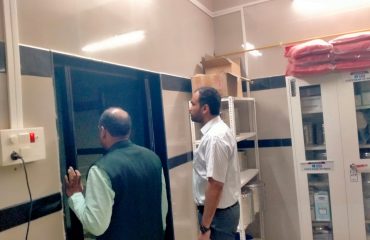 प्राथमिक आरोग्य केंद्र वाळूज येथे मा.मुख्य कार्यकारी अधिकारी श्री अंकित सर यांनी भेट देऊन प्रा. आ . केंद्राची पाहणी करताना