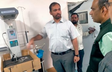 प्राथमिक आरोग्य केंद्र वाळूज येथे मा.मुख्य कार्यकारी अधिकारी श्री अंकित सर यांनी भेट देऊन पाहणी करून मार्गदर्शन करताना