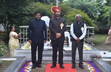 मराठवाडा मुक्ती संग्राम दिना निमित्त आज जिल्हा परिषदेचे मुख्य कार्यकारी अधिकारी तथा प्रशासक अंकित यांच्या हस्ते जिल्हा परिषदेत ध्वजारोहण करण्यात आले.