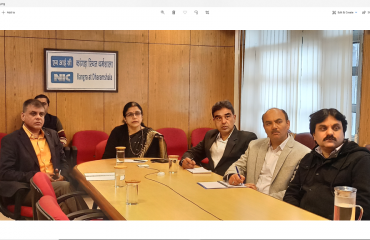 राष्ट्रीय सूचना विज्ञान केंद्र के अधिकारियों से बातचीत करते राज्य समन्वयक