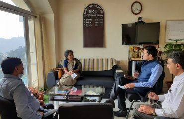 सुश्री रचना श्रीवास्तव, राज्य समन्वयक ने 28 अप्रैल 2022 को भारतीय प्रशासनिक सेवा के अधिकारी, निदेशक (सूचना प्रौद्योगिकी) हिमाचल प्रदेश श्री मुकेश रेपसवाल से मुलाकात की।