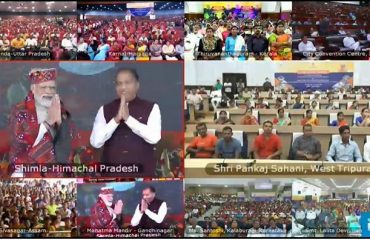 Hon’ble Prime Minister of India and Hon’ble Chief Minister of Himachal Pradesh Greeting the People