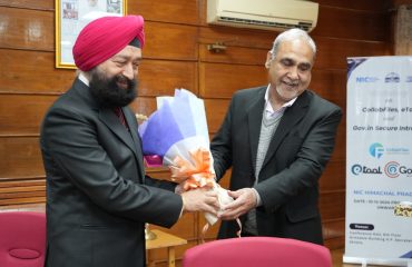 श्री आई.पी.एस. सेठी उप-महानिदेशक-एवं-राज्य समन्वयक, हिमाचल प्रदेश का स्वागत करते हुए  
श्री ललित कपूर वरिष्ठ निदेशक (आई टी) और अतिरिक्त राज्य सूचना-विज्ञान अधिकारी