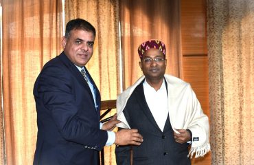 डॉ. ओम प्रद्युम गुप्ता, निदेशक (आई.टी.) का स्वागत करते हुए श्री भूपिंदर पाठक, वरिष्ठ निदेशक (आई.टी.), एन.आई.सी. हिमाचल प्रदेश