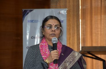 डॉ. पी. गायत्री, वरिष्ठ निदेशक (आई.टी.) कोल्लैब फाइल पर अपनी प्रस्तुति देते हुए