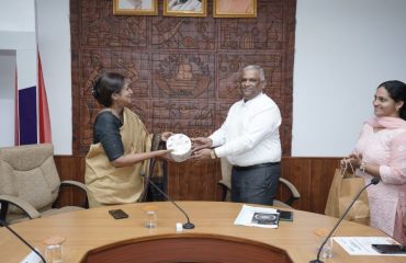 SIO was given a warm welcome by the Secretary
