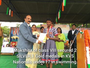 केवी तिरुमलागिरी की आठवीं कक्षा की मोक्षिता ने केवीएस राष्ट्रीय खेल प्रतियोगिता में तैराकी के लिए 1 स्वर्ण, 2 रजत पदक जीते हैं।