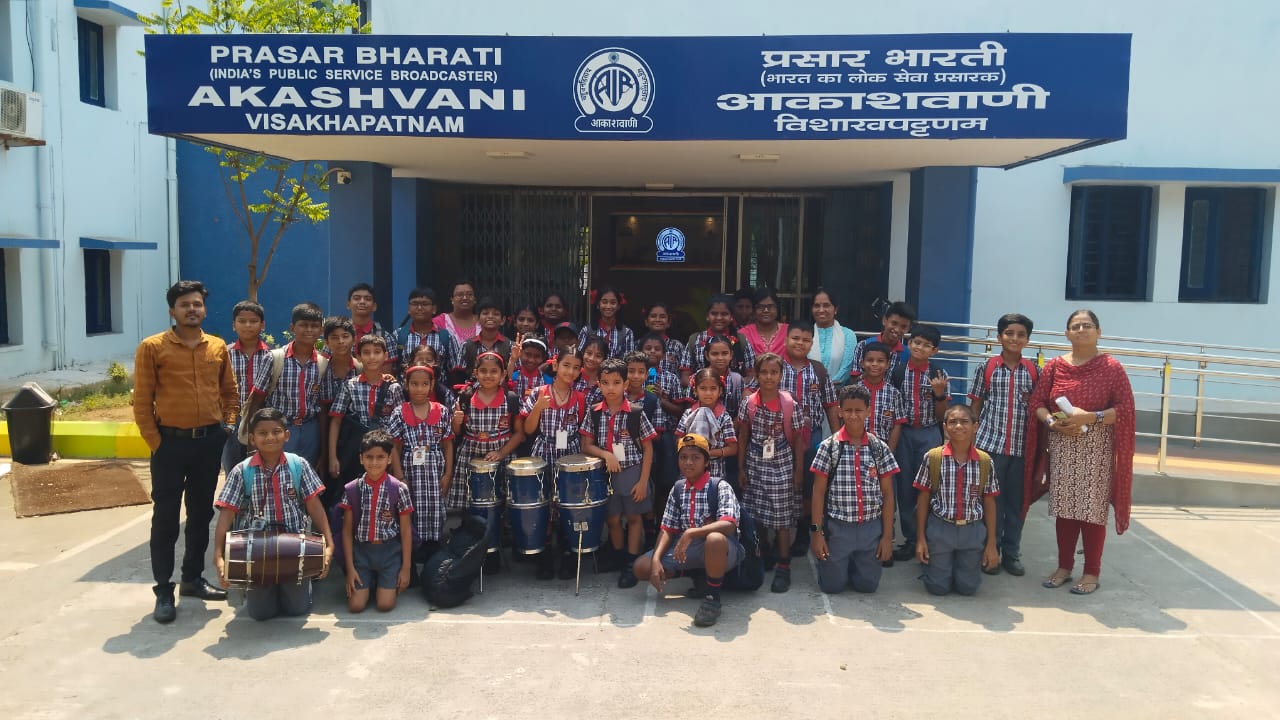 आकाशवाणी में विद्यालय के छात्र