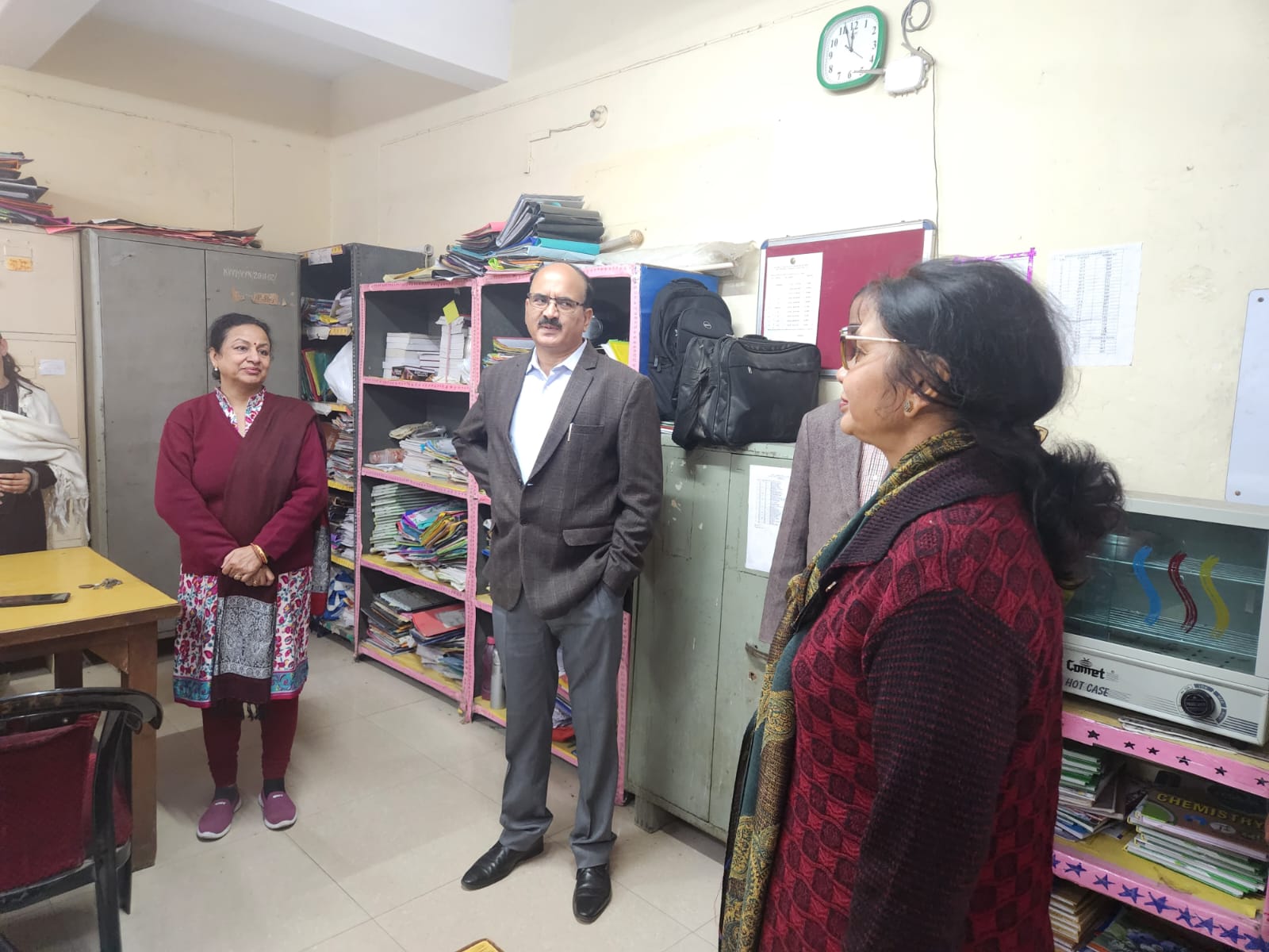 डीसी द्वारा विद्यालय का दौरा